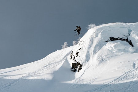 FIN START I FJOR: Fine forhold da norgescupen starta på Voss i fjor. Lørdag braker det løs på nytt. Foto: Jon Hunnålvatn gutt som hopper på ski