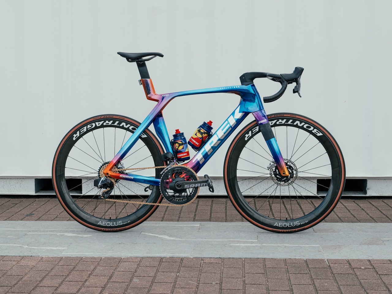 HARRY? Noen vil sikkert mene at sykkelen dame-og herrelaget til Trek anno Tour de France 2023 var litt i meste laget - men hva med årets sykler? Foto: Trek/X HARRY? Noen vil sikkert mene at sykkelen dame-og herrelaget til Trek anno Tour de France 2023 var litt i meste laget - men hva med årets sykler? Foto: Trek/X