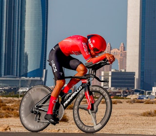 TEMPO MED MONSTERDREV: Tobias Foss fikk sin tempodebut for Ineos Grenadiers i UAE Tour. Og vekket oppsikt. Foto: Cor Vos