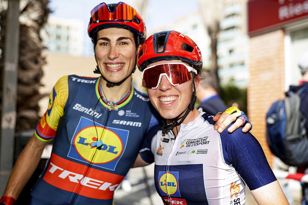 I FORM: Elisa Balsamo tok to etappeseire i Setmana Ciclista Valenciana nylig. Her feirer hun sammen med Shirin van Anroiij. Foto: Cor Vos