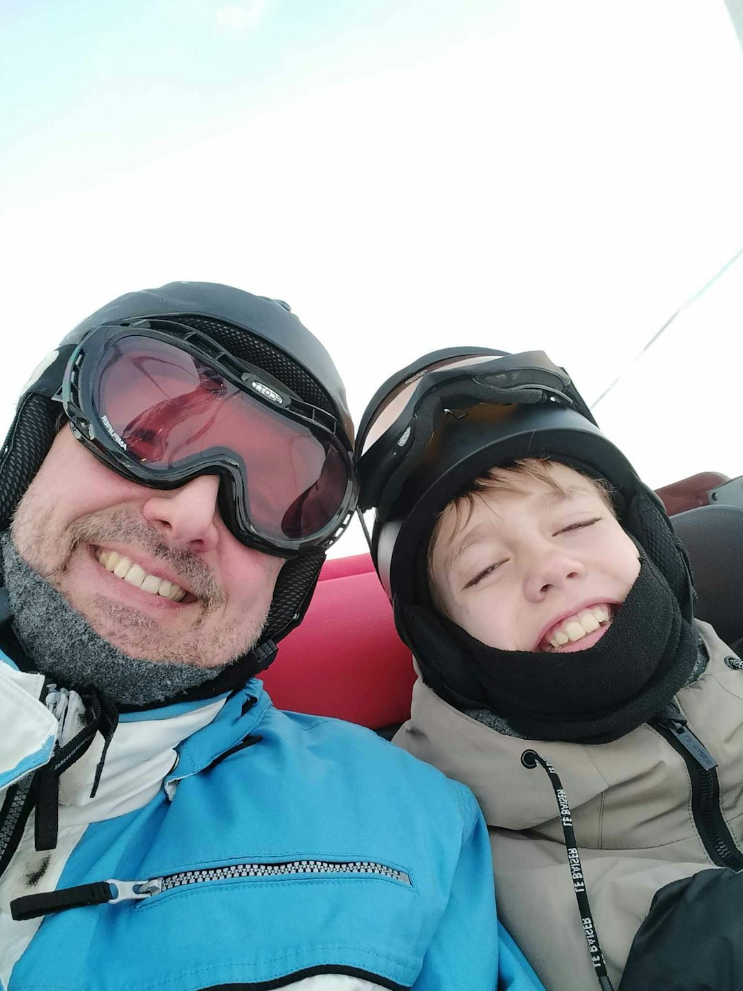 DANSKER I DRAMA: Pappa Steen Modest Bruni og sønnen (11) i stolheisen i Hemsedal. Foto: Privat to karer med skibriller