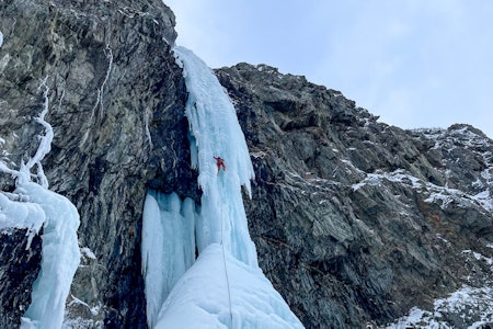 SJELDEN GODBIT: Det er ikke ofte Smørstabben i Troms byr på så flotte forhold som dette. Foto: Ada Dranger dame som klatrer en isfoss