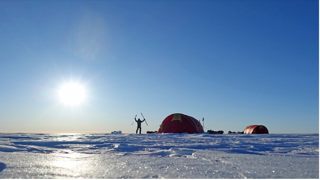 GRØNLAND: Karen står midt på Grønlandsisen i 2018. Karens første ekspedisjon, hvor drømmen om Sydpolen oppstod. Foto: Joachim Trimmel. Karen Kyllesø, Grønland