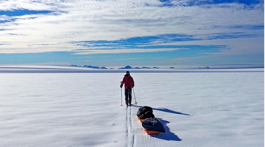 GRØNLAND: Karens første syn mot fjellene på Øst-kysten av Grønland etter nesten en måned i isødet. Et mektig syn for den 14-år gamle jenta. Foto: Privat. Karen Kyllesø, Grønland