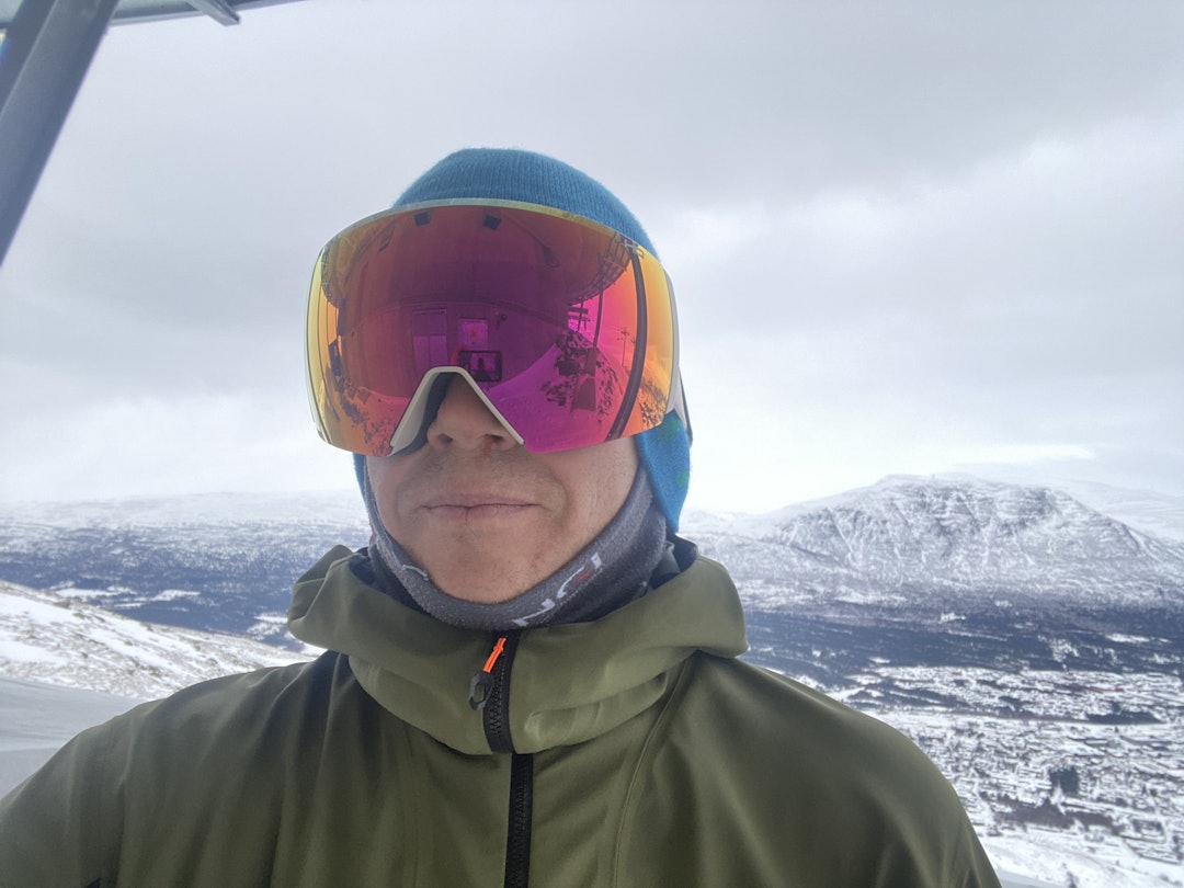 PÅ TESTTUR: Atomics nye goggle er temmelig komfortabel også uten hjelm. Foto: Tore Meirik raring med skibriller
