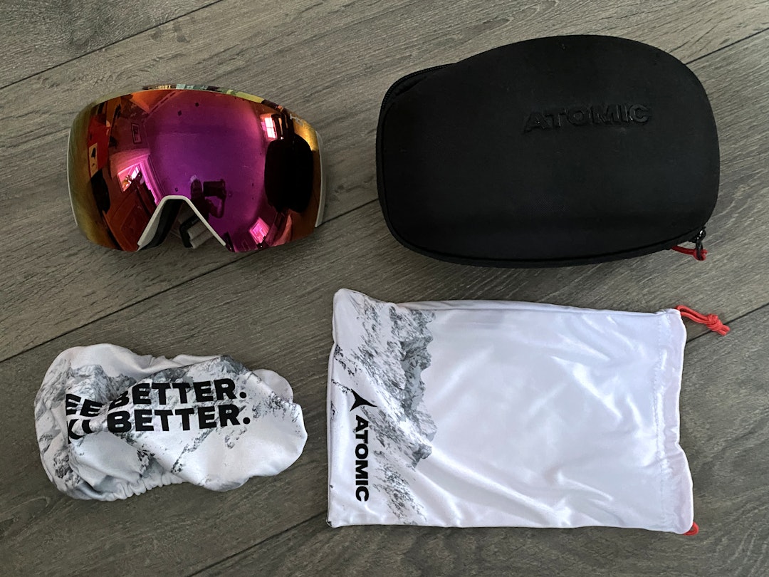 PAKKE: Hardcase, pose og linsebeskytter er inkludert i pakken. Ifølge Atomics nettside er også ekstra linse inkludert, men det var ikke med i testbrillene vi fikk tilsendt. Foto: Tore Meirik skibriller med tilbehør