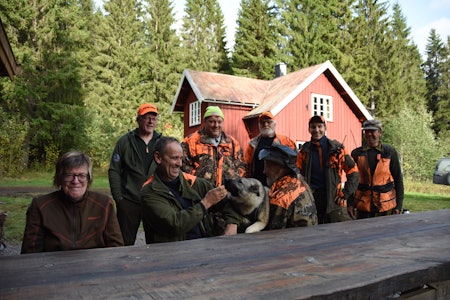 VED GRANLIVILLAEN: Randi Elsetrønning (fra venstre foran), jaktleder Kjell Erik Rostille, Frøya og Jon Kristian “Kikkan” Rokkerud. Bak fra venstre. Håkon Kjernlie, Thor Atle Vingeng, Roger Vingeng, Isak Rostille og Arild Myrvold var jegerne som var med på fredagens elgjakt i Eidsberget og Tandlia. Jaktlaget Eidsberget/Tandlia foran Granlivillaen, Eidsberget, Våler i Solør.