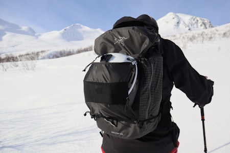 PÅ TUR: Arc’teryx Micon 42 er stor nok til tekniske toppturer med mye bagasje. Hjelmfestet fungerer fint. Foto: Siv-Elin Skogen mann med ryggen til på skitur til fjells