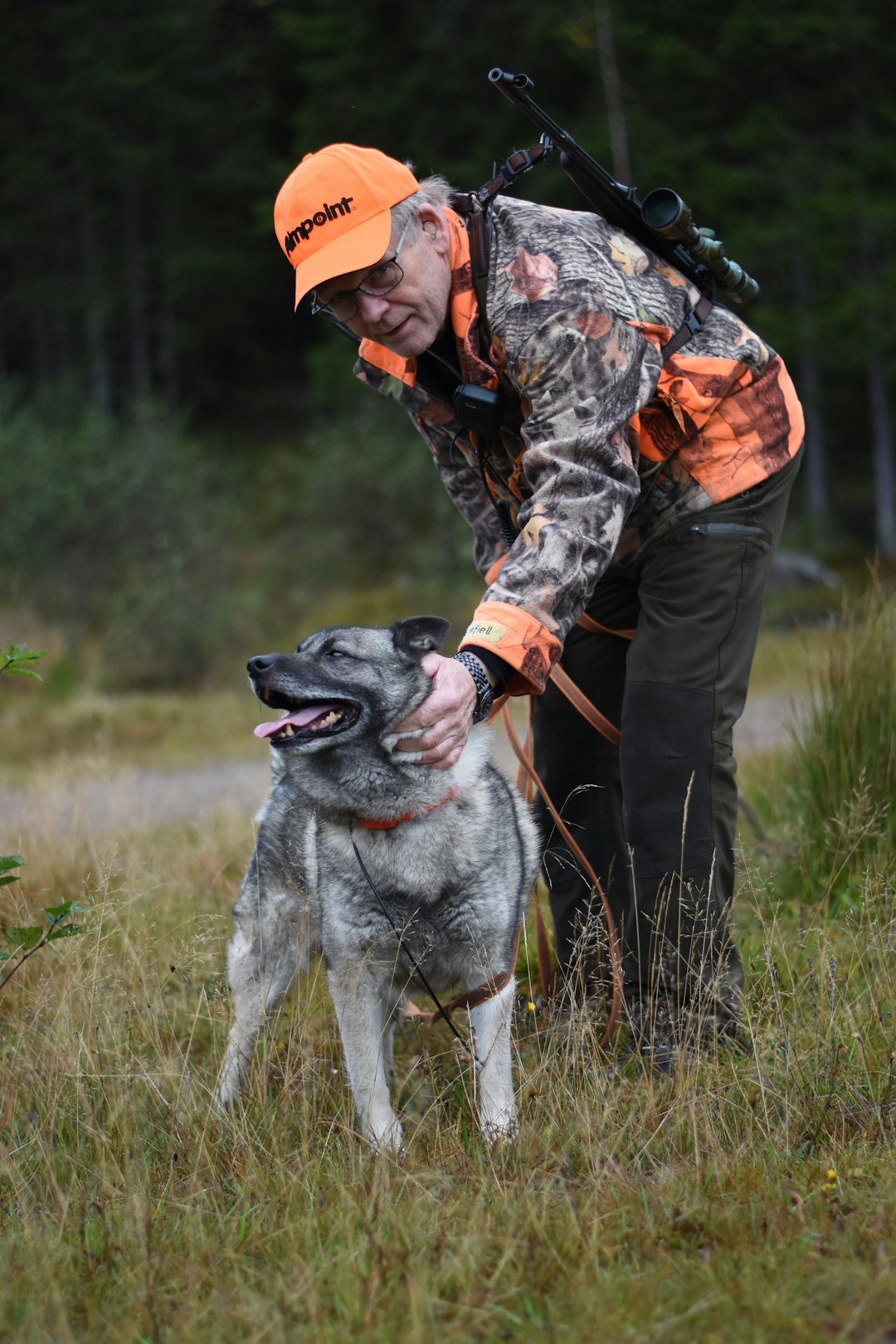 Håkon Kjernlie med gråhund
