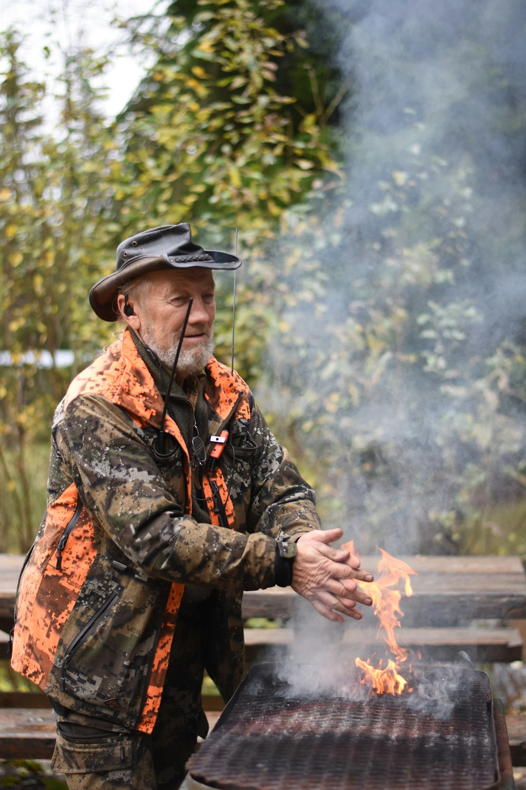 “Kikkan” Rokkerud ved bålet under en pause i jaktdagen