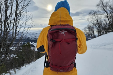 Vi har testet skiheis-sekken Arc’teryx Micon 16. Foto: Ole-Jørgen Lian mann med gul jakke, rød ryggsekk og ryggen til