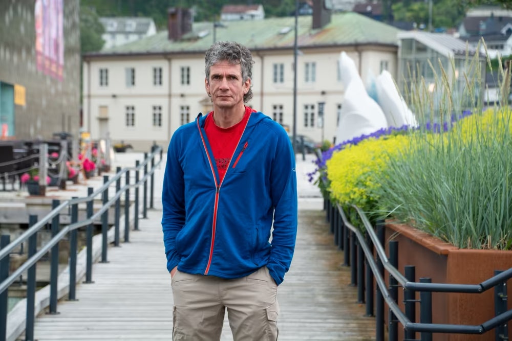 IKKE SÅ STRENG: Rektor Kyrre Østbø ser kanskje litt streng ut på dette bildet, men han er egentlig veldig fornøyd med at Norsk fjellfagskole har fått tildelt driftstilskudd fra Møre og Romsdal fylkeskommune. Foto: Åndalsnes avis mann på kaia i Åndalsnes