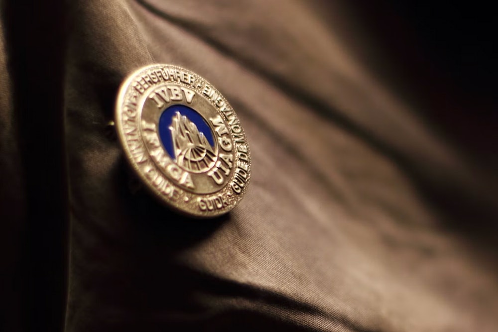 ETTERTRAKTET OG KOSTBAR: Å skaffe seg denne nåla har kostet rundt 300 000 kroner. Nå blir det billigere. Arkivfoto: Tore Meirik pin på jakke