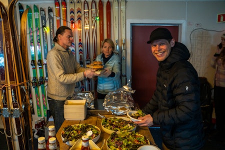 Happy Camper middag i skistallen på High Camp Vatnahalsen. Foto: Brynjar Tvedt