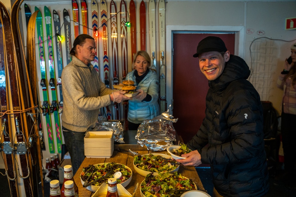 Happy Camper middag i skistallen på High Camp Vatnahalsen. Foto: Brynjar Tvedt