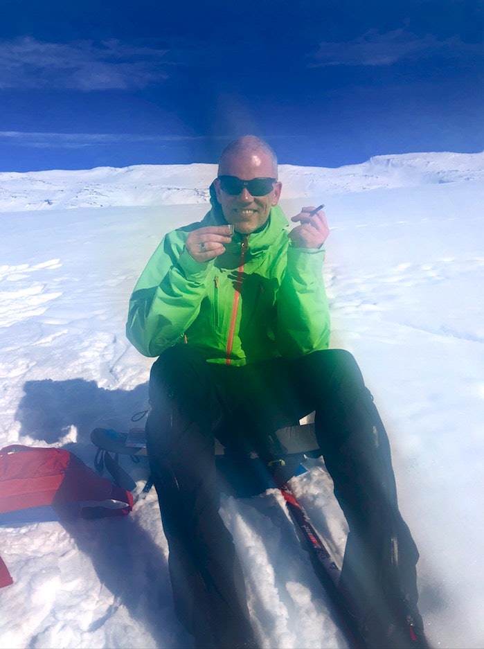 ARE PÅ HARDANGERVIDDA: Her prøver Are Kalvø (48) å kose seg med urbane aktivitetar som sigarrøyking og drikking – midt oppe på Hardangervidda. Foto: Privat ARE PÅ HARDANGERVIDDA: Her prøver Are Kalvø (48) å kose seg med urbane aktivitetar som sigarrøyking og drikking – midt oppe på Hardangervidda. Foto: Privat