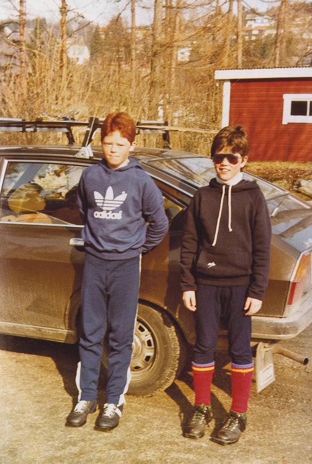 ARE PÅ SKI: Her fotografert på ein av dei svært få fjelldagane i oppveksten. Kompisen (til venstre) er glad. Are (til høgre) «slit med det skarpe lyset, frys litt og har gløymt vottar». Foto: Privat ARE PÅ SKI: Her fotografert på ein av dei svært få fjelldagane i oppveksten. Kompisen (til venstre) er glad. Are (til høgre) «slit med det skarpe lyset, frys litt og har gløymt vottar». Foto: Privat