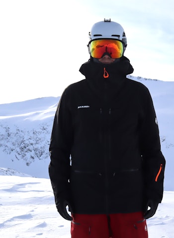 mann med svart jakke på et fjell