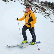 mann går på ski