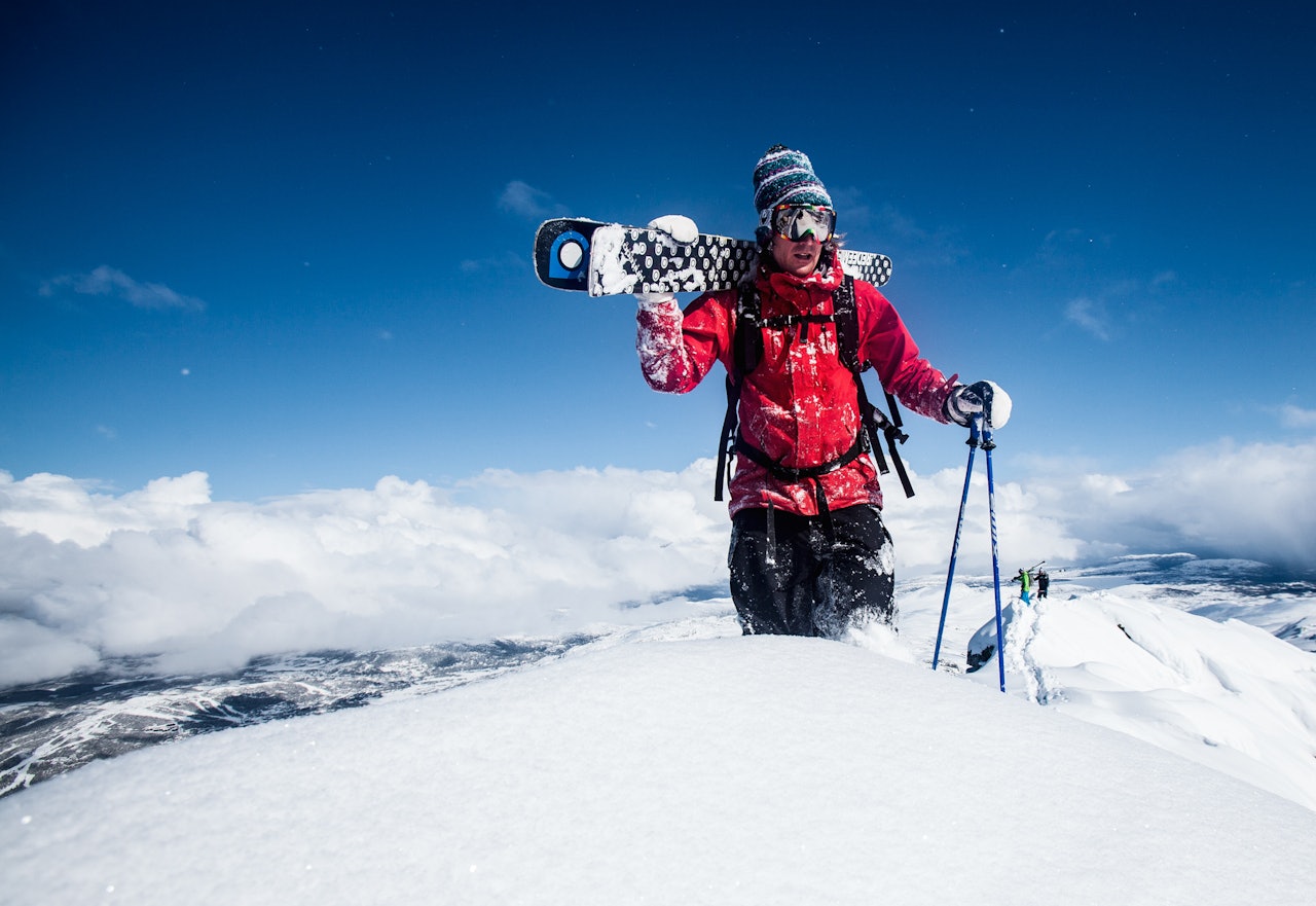 NÅR LENGER: Slenger du skiene på nakken, kan man enkelt nå områder ingen andre har kjørt før deg. Foto: Christian Nerdrum