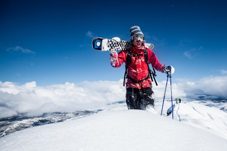 NÅR LENGER: Slenger du skiene på nakken, kan man enkelt nå områder ingen andre har kjørt før deg. Foto: Christian Nerdrum NÅR LENGER: Slenger du skiene på nakken, kan man enkelt nå områder ingen andre har kjørt før deg. Foto: Christian Nerdrum