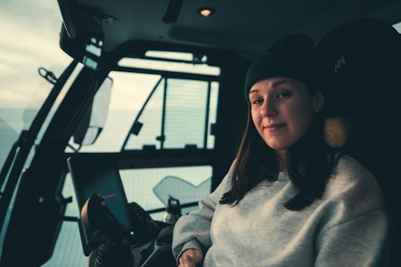 ETTER STENGETID. Preppemaskinfører Emiely Carratu jobber etter anleggets stengetid for å gi skientusiaster optimale forhold. Bilde: Bård Gundseren ETTER STENGETID. Preppemaskinfører Emiely Carratu jobber etter anleggets stengetid for å gi skientusiaster optimale forhold. Bilde: Bård Gundseren