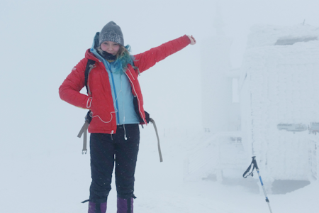 STORSAMLEREN: Michelle Tost på toppen av Tsjekkias høyeste fjell, Snezka (Snøhetta). – Heldigvis hadde vi varm te på toppen, sier hun. Foto: Gerhard Tost