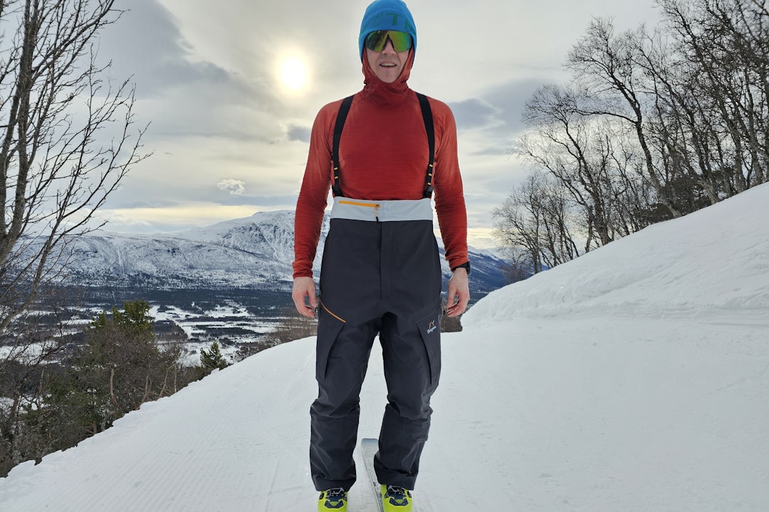 mann på ski uten jakke