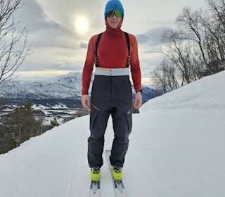 Vi har testet selebuksen Bergans Y MountainLine Breathe 3L. Foto: Ole-Jørgen Lian mann på ski uten jakke