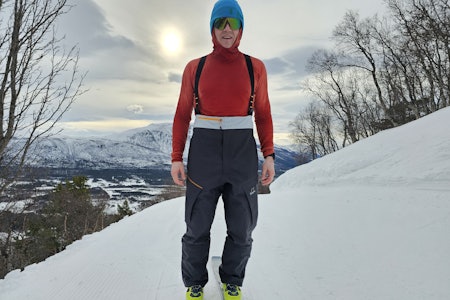 Vi har testet selebuksen Bergans Y MountainLine Breathe 3L. Foto: Ole-Jørgen Lian mann på ski uten jakke