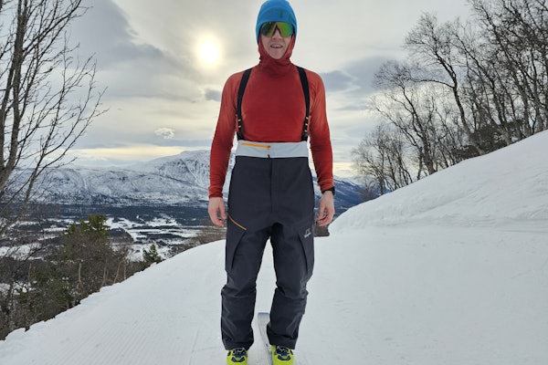 mann på ski uten jakke