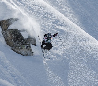 jente som hopper på ski