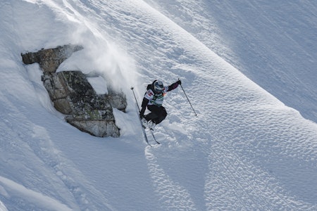 NY HEDVIG: – Jeg er mer erfaren og litt mer nedpå nå enn sist gang jeg kjørte FWT, sier Hedvig Wessel til Fri Flyt. Her er hun i aksjon i Georgia i starten av mars. Foto: Dom Daher jente som hopper på ski