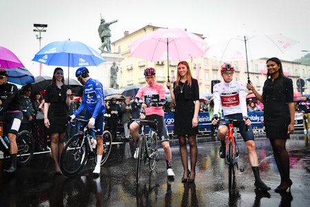 SKAL DET VÆRE EN PARAPLY? Podiepikene i Giro d'Italia er historie. Fortsatt har de paraplypiker før start. Foto: Cor Vos. SKAL DET VÆRE EN PARAPLY? Podiepikene i Giro d'Italia er historie. Fortsatt har de paraplypiker før start. Foto: Cor Vos.
