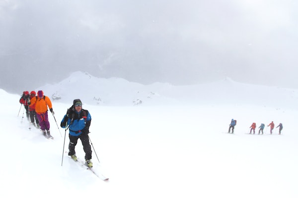 to grupper på skitur i fjellet