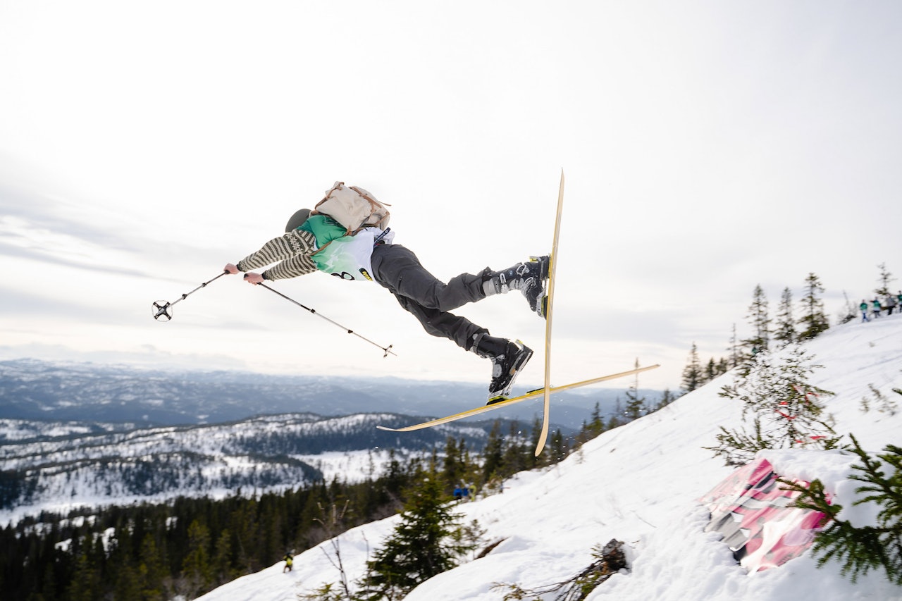 SUPERMAN FRONTFLIP: Universitetets superman heter Martin Sevlejordet, og han kjører telemark. Foto: Andreas Flo/NTNUI (CC BY 4.0) SUPERMAN FRONTFLIP: Universitetets superman heter Martin Sevlejordet, og han kjører telemark. Foto: Andreas Flo/NTNUI (CC BY 4.0)