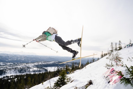 SUPERMAN FRONTFLIP: Universitetets superman heter Martin Sevlejordet, og han kjører telemark. Foto: Andreas Flo/NTNUI (CC BY 4.0) SUPERMAN FRONTFLIP: Universitetets superman heter Martin Sevlejordet, og han kjører telemark. Foto: Andreas Flo/NTNUI (CC BY 4.0)