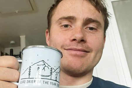 SKIER OF THE YEAR: 2023: Nikolai Schirmer forteller at det kommer et trofé i posten, men foreløpig får han klare seg med koppen fra 2019. SKIER OF THE YEAR: 2023: Nikolai Schirmer forteller at det kommer et trofé i posten, men foreløpig får han klare seg med koppen fra 2019.