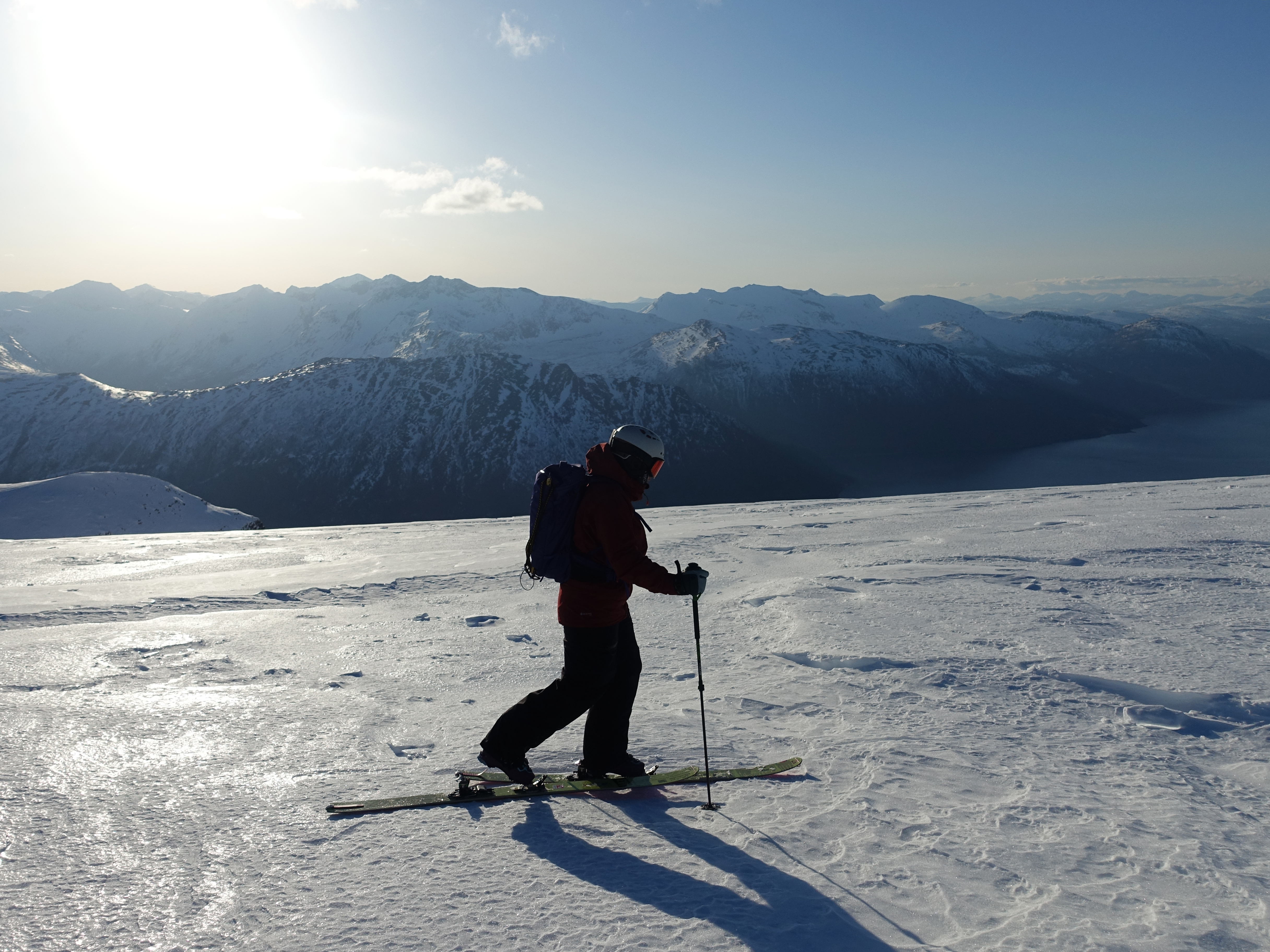 kvinne på ski til fjells