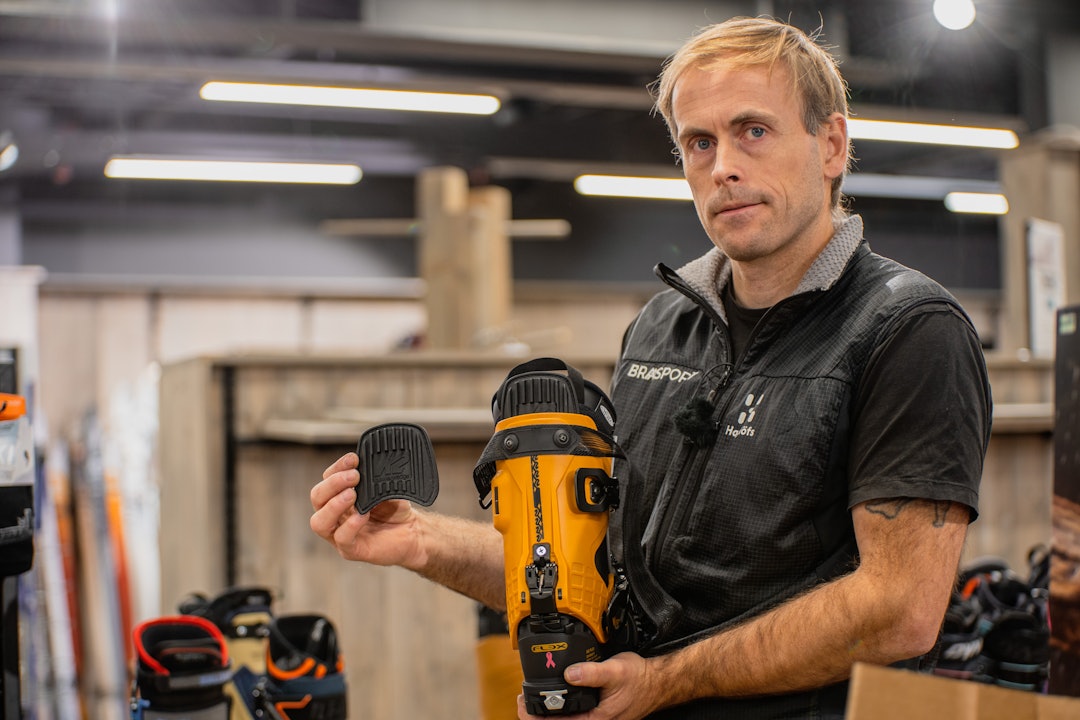 TILPASSE: Støvelekspert Lars Magnus Voldset forklarer at spoileren kan ha ulike roller i tilpassingen av skistøvlene. Foto: Sigurd Ekeli Grimsby