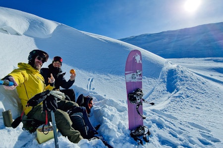 APPELSINPAUSE: Are Tallaksrud og Torkel Karoliussen rakk fem turer på 700 høydemeter i løpet av dagen. Foto: Are Tallaksrud APPELSINPAUSE: Are Tallaksrud og Torkel Karoliussen rakk fem turer på 700 høydemeter i løpet av dagen. Foto: Are Tallaksrud