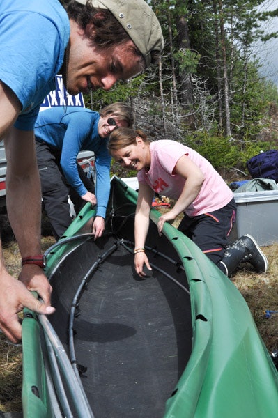 SAMMENSATT: Sammenleggbar kano er ikke så komplisert, men det må gjøers. Foto: Sandra Lappegard sammenleggbar kano