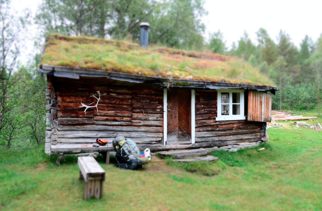 FINT PLASSERT: Jordbruhytta ligger idyllisk til ved Russåga og brukes ofte som husvære for dem som er spesielt interessert i de mange grottene i området. Foto: Ida Eri Sørbye