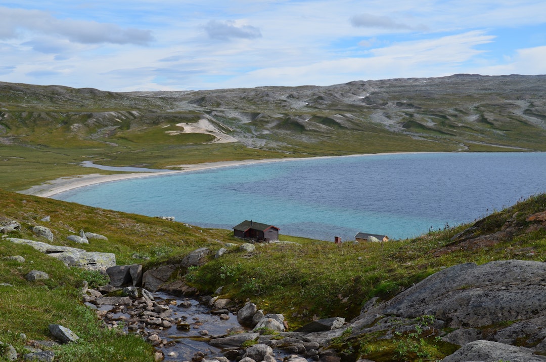 FISKEPLASS: Bjellåvasstua ligger rett ved vannet med samme navn, og er et forjettet sted for mang en fisker. Robåt hører også til DNT-hytta. Foto: Ida Eri Sørbye 