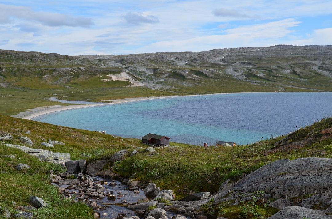 FISKEPLASS: Bjellåvasstua ligger rett ved vannet med samme navn, og er et forjettet sted for mang en fisker. Robåt hører også til DNT-hytta. Foto: Ida Eri Sørbye  FISKEPLASS: Bjellåvasstua ligger rett ved vannet med samme navn, og er et forjettet sted for mang en fisker. Robåt hører også til DNT-hytta. Foto: Ida Eri Sørbye