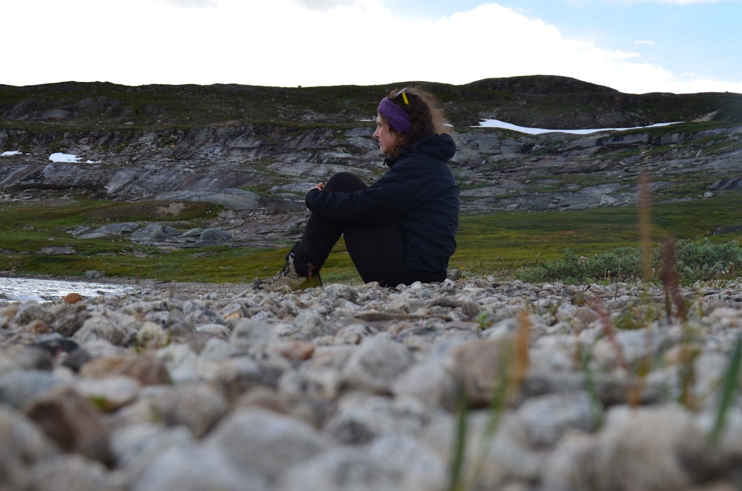 ALENETID: Strendene langs vannene gir rom for fjellfilosofering, eller dekking av mer basale behov som hvile fra den tunge sekken.