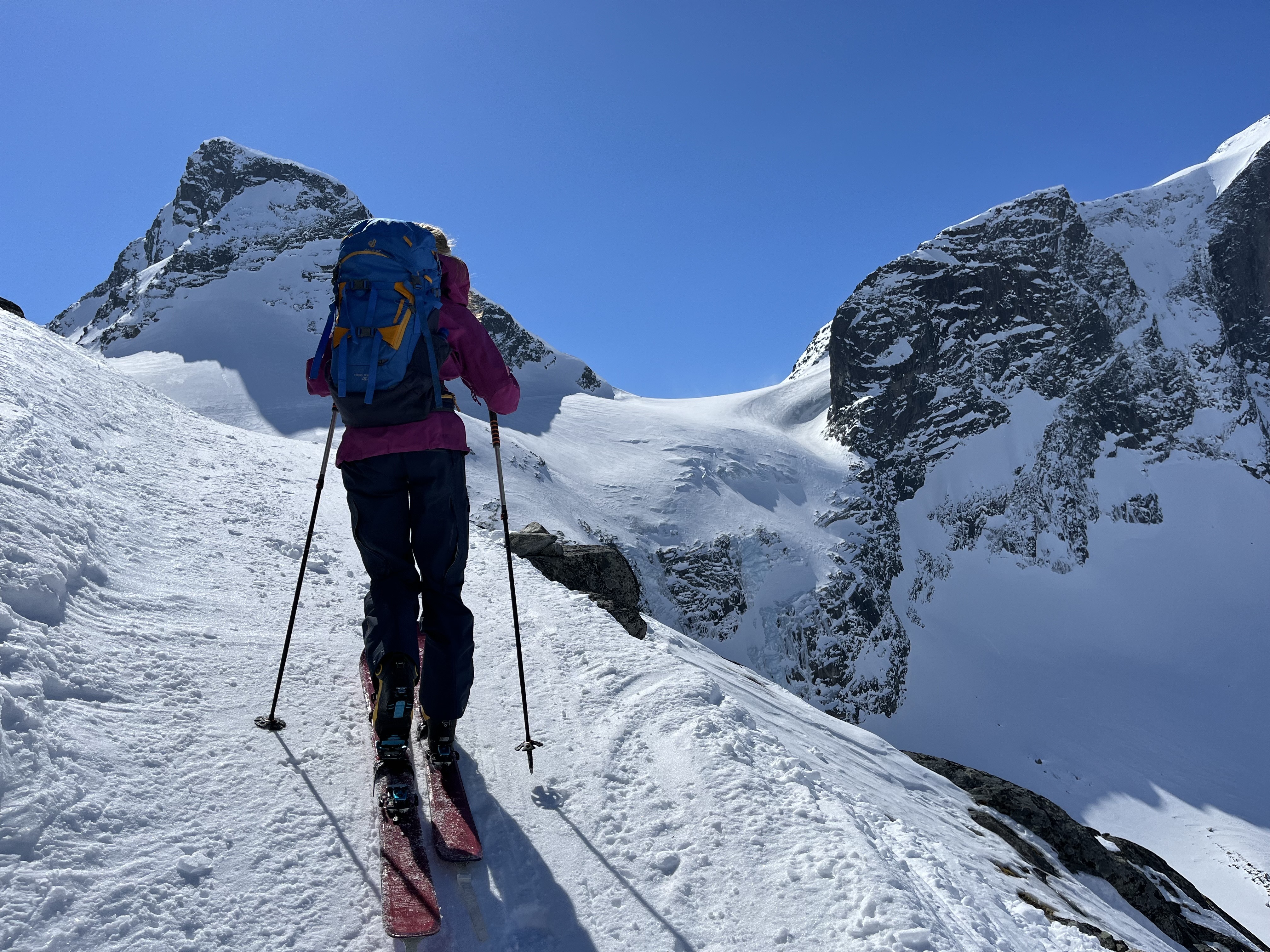 jente på skitur med fjell i bakgrunnen