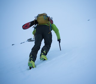 ISØKS OG STEGJERN: Toralf Furseth på vei mot fjellet Hesten på Nordmøre med isøks i høyre hånd og skistav i venstre, samt stegjern på beina. Foto: Tore Meirik mann med isøks i bratt snøbakke