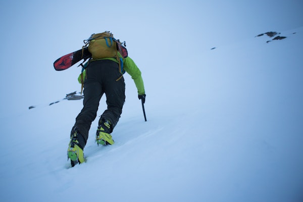 ISØKS OG STEGJERN: Toralf Furseth på vei mot fjellet Hesten på Nordmøre med isøks i høyre hånd og skistav i venstre, samt stegjern på beina. Foto: Tore Meirik mann med isøks i bratt snøbakke