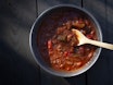 RETT FRA BOKSEN: Til turer der vann er en utfordring, eller som nødproviant på fjellhytta om du kommer sent, kan hermetikk være en god løsning. Foto: Gunhild Aaslie Soldal in the can chili con carne